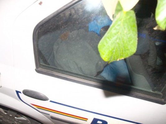 Bărbaţii care au vrut să fure bani din bancomate au fost reţinuţi